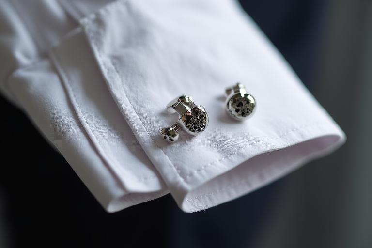 Dettaglio di gemelli eleganti su camicia bianca su misura